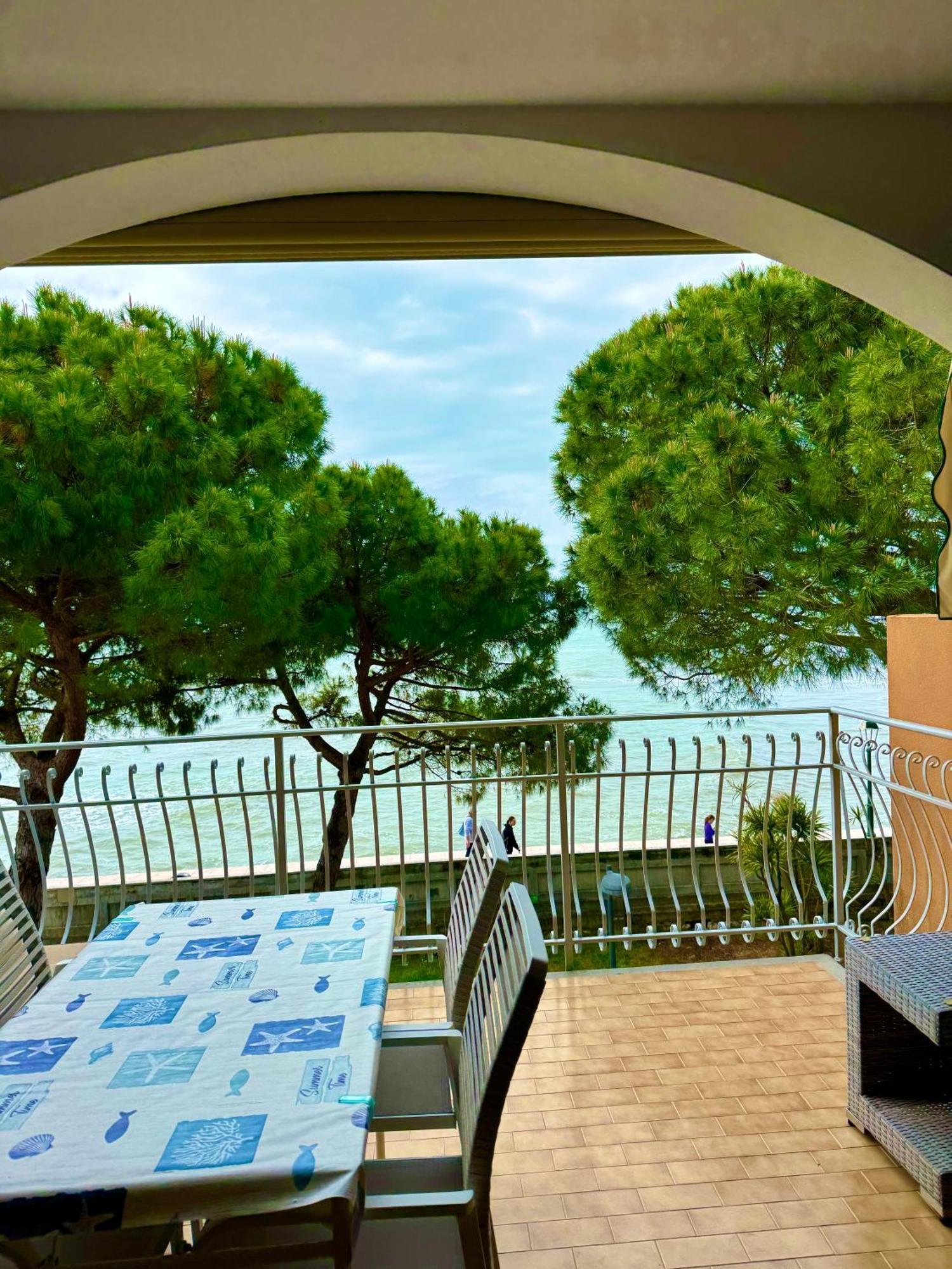 Apartment Mit Meerblick Am Strand Costa Azzura Градо Экстерьер фото